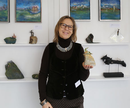 Petra Wenski-Hänisch präsentiert ihre Skuplturen und Bilder auf dem Kunstsalon ART Stage in Freiburg im Jahr 2018.