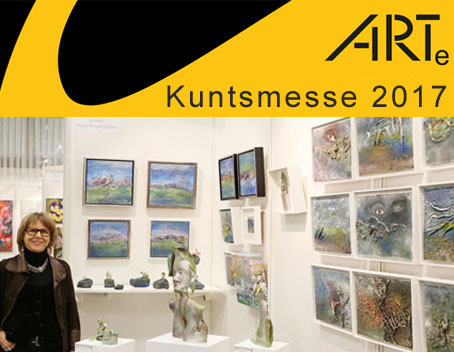 Petra Wenski-Hänisch vor ihrer Ausstellungsfläche auf der ARTe Sindelfingen im Jahr 2017.