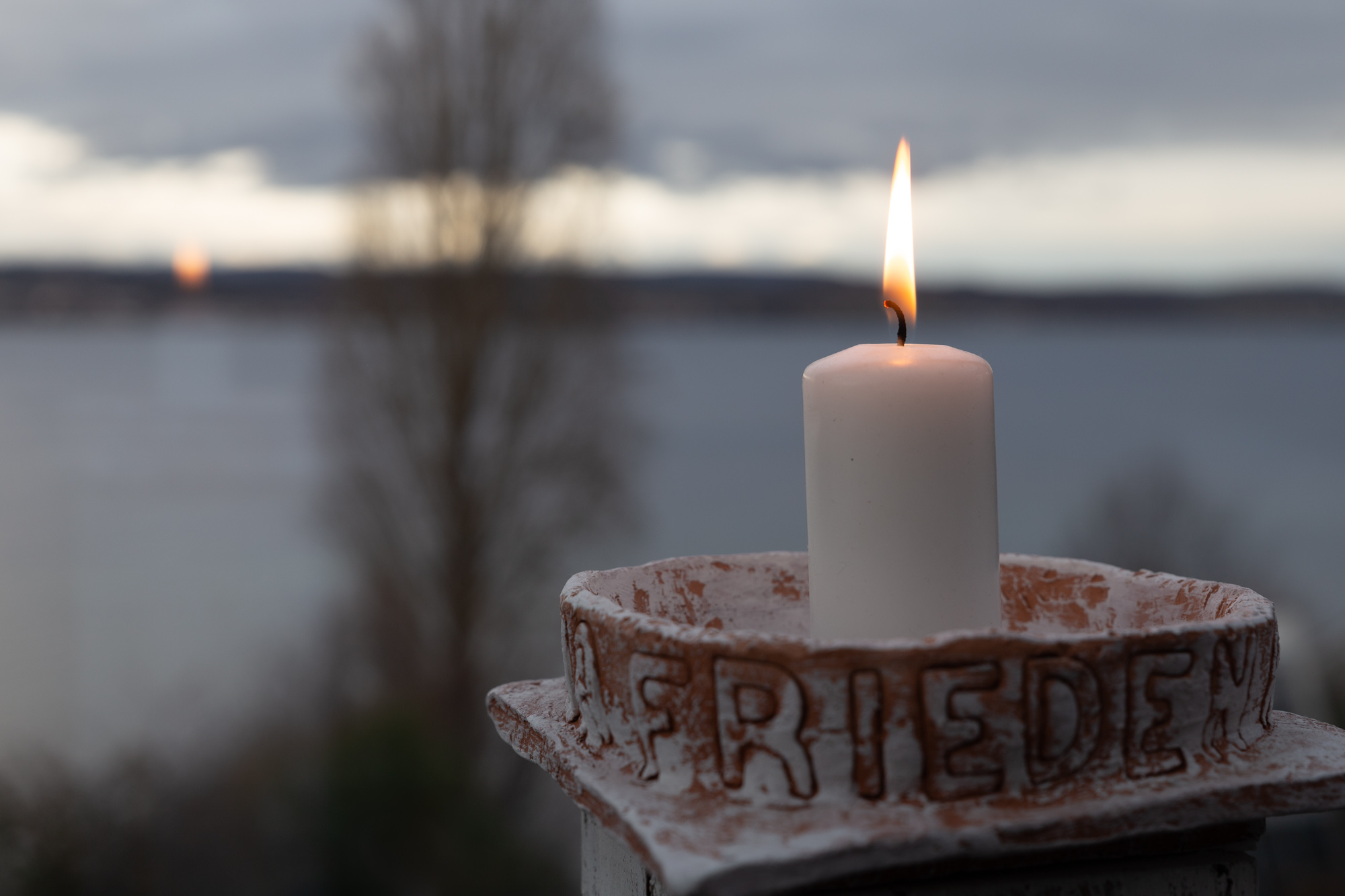 Friedenskerze im Energieraum von Kunst-Energie-Regenbogen mit Blick auf den Bodensee bei Konstanz