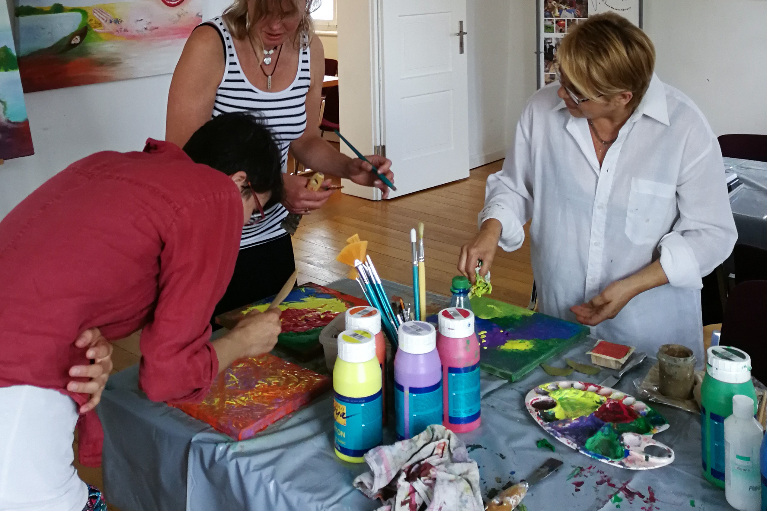 Teilnehmer des Kunst-Workshops bei der kreativen Arbeit